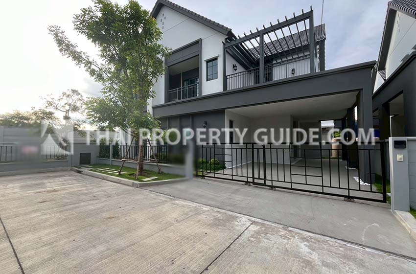 House with Shared Pool in Bangnatrad
